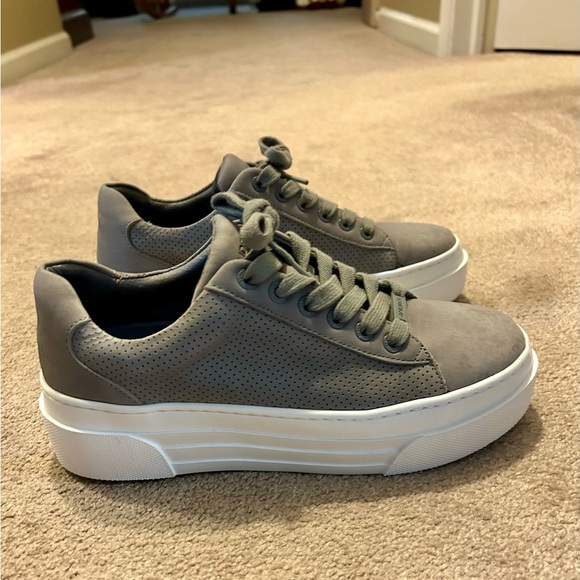 JSLIDES Low Cut Platform Suede Sneaker - Picture 4 of 16